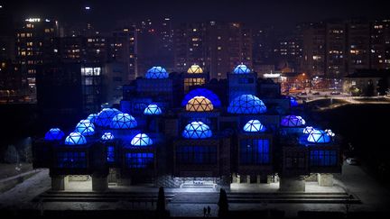 À Pristina, la Bibliothèque nationale a ses dômes illuminés aux couleurs du drapeau du Kosovo pour les préparatifs du 15e anniversaire de l'indépendance du pays. (ARMEND NIMANI / AFP)