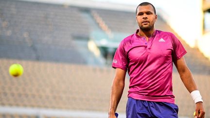 Jo-Wilfried Tsonga&nbsp;lors du premier tour de Roland-Garros, le 31 mai 2021. (MARTIN BUREAU / AFP)