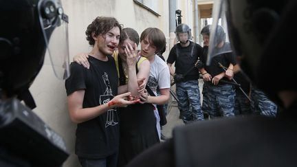 De jeunes militants de la cause homosexuelle, pass&eacute;s &agrave; tabac par des opposants, apr&egrave;s une manifestation pro-gay, &agrave; Saint-Petersbourg (Russie), le 29 juin 2013. (DMITRY LOVETSKY / AP/ SIPA)