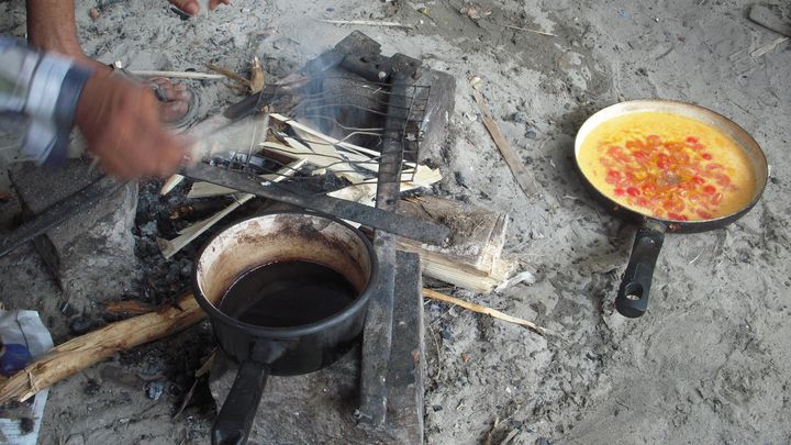 La cuisine de fortune d'un groupe de migrants soudanais dans la "jungle" de Calais, mercredi 1er juillet 2015. (LOUIS BOY / FRANCETV INFO)