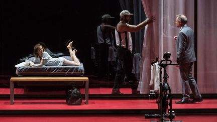 Suzanne Aubert (Agnes), Laurent Caron (Alain) et Claude Duparfait (Arnolphe) interprètent une scene de "L'Ecole des femmes" de Molière, mise en scene par Stephane Braunschweig au théâtre de l'Odeon, en 2018. (VICTOR TONELLI / HANS LUCAS)