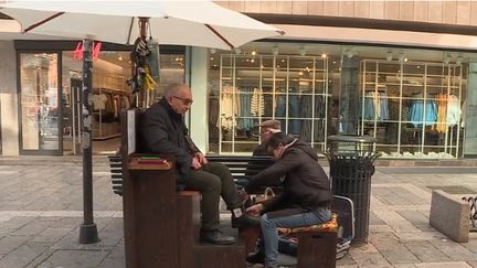 Le métier de cireur de chaussures avait disparu mais revient, en Italie. Dans la rue, ils ne sont pas là pour le folklore, mais à cause de la crise et du chômage. Ils cherchent à arrondir leurs fins de mois. (FRANCE 2)