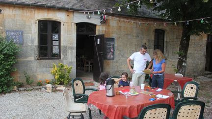 Marl&egrave;ne Gounon-Girard, son fils Yannick et ses deux petites-filles Ma&euml;va et Ambre, le 12 ao&ucirc;t 2015, au hameau Les Ages, &agrave;&nbsp;Chartrier-Ferri&egrave;re (Corr&egrave;ze). (CLEMENT PARROT / FRANCETV INFO)