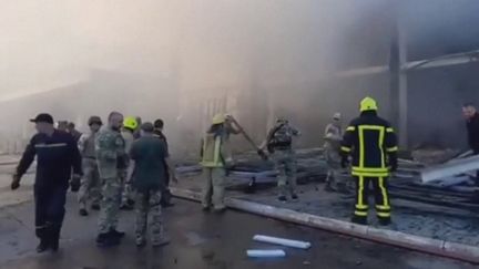 Un missile russe a tiré sur un centre commercial à Krementchouk, en Ukraine, lundi 27 juin. S’agit-il d’une erreur de cible ou d’un acte délibéré de la part du Kremlin ? (franceinfo)