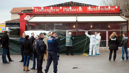 Des policiers devant le commerce o&ugrave; un homme a &eacute;t&eacute; abattu, &agrave; Marignane (Bouches-du-Rh&ocirc;ne), le 2 mars 2015. (BERTRAND LANGLOIS / AFP)