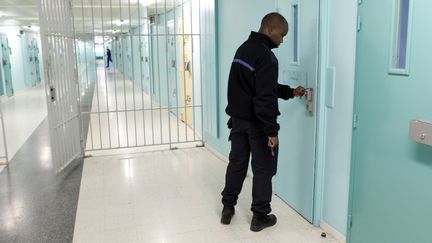 Un surveillant &agrave; la maison d'arr&ecirc;t de Fleury-M&eacute;rogis (Essonne) le 27 octobre 2011. (THOMAS SAMSON / AFP)