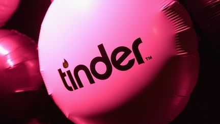 Le logo de l'application Tinder, sur un ballon, lors d'une f&ecirc;te organis&eacute;e en partenariat avec le magazine Glamour, &agrave; Los Angeles, le 2 f&eacute;vrier 2014.&nbsp; (MICHAEL BUCKNER / GETTY IMAGES NORTH AMERICA / AFP)