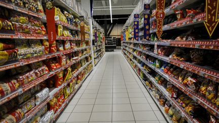 Un rayon d'un supermarché à Hyères (Var), le 24 décembre 2023. (MAGALI COHEN / HANS LUCAS / AFP)