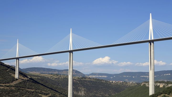 Un feu d'artifice doit &ecirc;tre tir&eacute; du bas du viaduc de Millau (Aveyron), le 12 d&eacute;cembre 2012. (CHRISTOPHE LEHENAFF / PHOTONONSTOP / AFP)