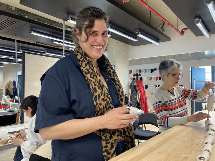 L'artiste Juliette Somnolet (au premier plan) et Mona, la couturière qui travaille avec elle sur son exposition prévue pour la Nuit Blanche à Paris, à la manufacture Berlier, le 4 mai 2023 (CORINNE JEAMMET)