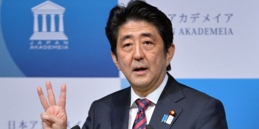 Le Premier ministre Shinzo Abe et les «trois flèches» de sa politique de relance économique. (KAZUHIRO NOGI / AFP)