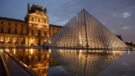 La pyramide du mus&eacute;e du Louvre, &agrave; Paris. (MANUEL COHEN / AFP)