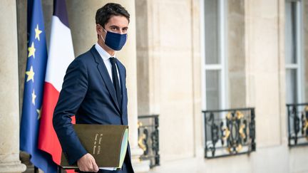 Le porte-parole du gouvernement, Gabriel Attal, à la sortie du Conseil des ministres à l'Elysée, le 4 novembre 2020 à Paris. (XOSE BOUZAS / HANS LUCAS / AFP)