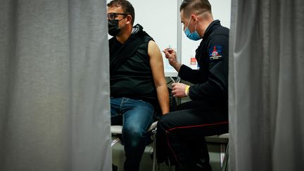 Un homme se fait vacciner à la Défense, près de Paris, le 6 mai 2021.&nbsp; (THOMAS PADILLA / MAXPPP)