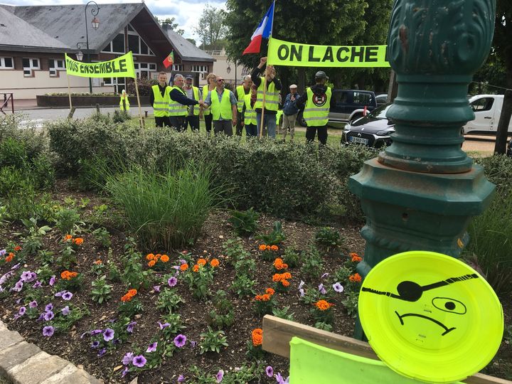 Les "gilets jaunes" de Nonancourt (Eure) préparent leur rond-point, le 29 mai 2019. (JUSTINE LECLERCQ / RADIO FRANCE)