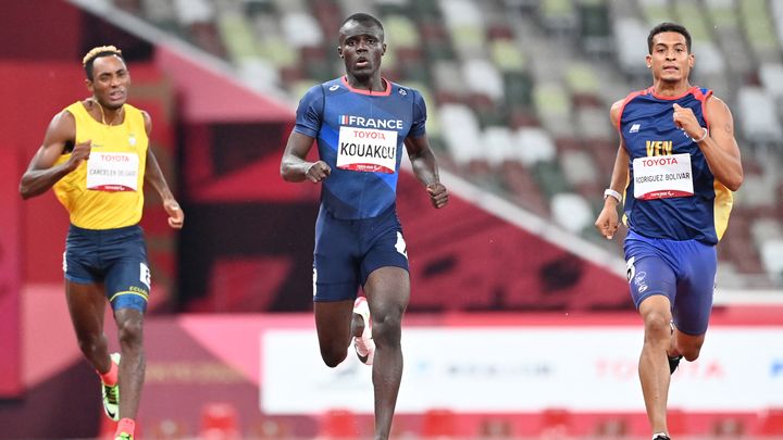 Le Français Charles-Antoine Kouakou lors de la finale du 400 m T20 (catégorie réservée aux déficients intellectuels) lors des Jeux paralympiques de Tokyo, le 31 août 2021. (TAKEHIKO SUZUKI / YOMIURI / AFP)