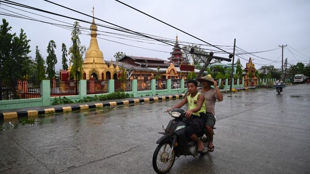 Residents of Kyauktaw (Burma) flee the city on May 14, 2023, before Cyclone Mocha hits.  (SAI AUNG MAIN / AFP)