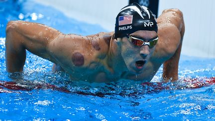 Michael Phelp, le 8 août 2016 à Rio, lors du relais 4x100m.&nbsp; (ALEXANDER VILF / SPUTNIK / AFP)