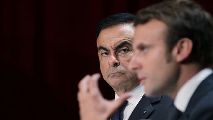 Le PDG de Renault, Carlos Ghosn (&agrave; gauche), et le ministre de l'Economie, Emmanuel Macron, lors d'une conf&eacute;rence de presse &agrave; Sandouville (Seine-Maritime), le 30 septembre 2014. (CHARLY TRIBALLEAU / AFP)