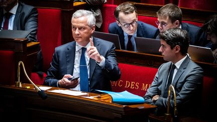 Les ministres Bruno Le Maire et Gabriel Attal lors de l'examen du projet de loi de finances 2023 à l'Assemblée nationale, le 17 octobre 2022. (XOSE BOUZAS / HANS LUCAS / AFP)