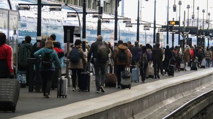 Des passagers sur un quai de la gare de Lyon à Paris, le 18 avril 2023. (QUENTIN DE GROEVE / HANS LUCAS / AFP)