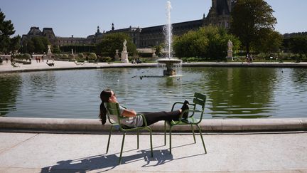 Une Parisienne profite du soleil et de la chaleur aux Tuileries à Paris le 14 septembre 2020. (MARIE MAGNIN / HANS LUCAS / AFP)