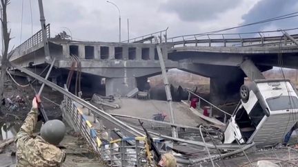 Guerre en Ukraine : l'armée russe freinée par le sabotage de ponts stratégiques