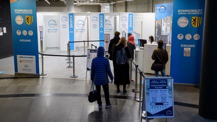 Des personnes font la queue pour se faire tester contre le Covid-19 à Leipzig en Allemagne, le 22 novembre 2021. (STRINGER / AFP)