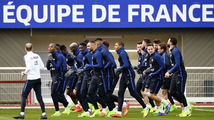 Les joueurs de l'équipe de France à l'entraînement, à Clairefontaine (Yvelines), le 21 mars 2017. (FRANCK FIFE / AFP)