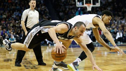 Manu Ginobili (San Antonio Spurs) chute face à Jérémy Lamb (Charlotte Hornets).  (STREETER LECKA / GETTY IMAGES NORTH AMERICA)