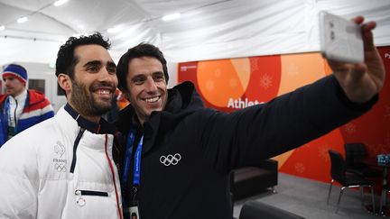 Martin Fourcade (à g.) et Tony Estanguet, le 19 février 2018, à Pyeongchang (Corée du Sud). (FRANCK FIFE / AFP)