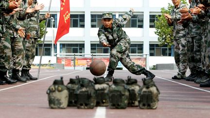 Des soldats de l'arm&eacute;e populaire de lib&eacute;ration improvise un jeu de bowling lors de la semaine d'or &agrave; Jinan (Chine), le 3 octobre 2013. (CHINA DAILY / REUTERS)