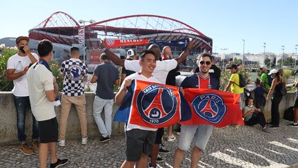 Des supporters parisiens posent devant le stade de Lisbonne (Portugal), le 23 août 2020. (RAFAEL MARCHANTE / REUTERS)