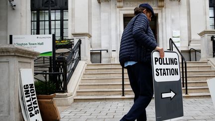 Un homme prépare un bureau de vote pour les élections européennes, à Islington, un quartier de Londres (Royaume-Uni), le 23 mai 2019. (HENRY NICHOLLS / REUTERS)