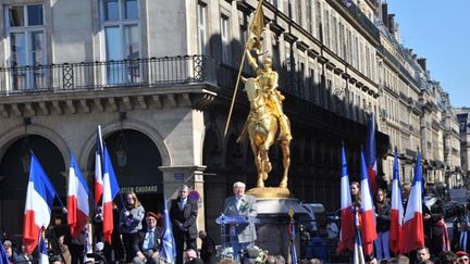 &nbsp; (Jean-Marie Le Pen au pied de la statue de Jeanne d'Arc © RF/ Nathanaël Charbonnier)