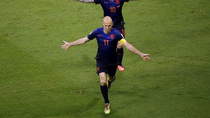 Les joueurs n&eacute;erlandais&nbsp;Arjen Robben et Wesley Sneijder lors du match opposant leur &eacute;quipe &agrave; l'Espagne, le 13 juin 2014. (FABRIZIO BENSCH / REUTERS)