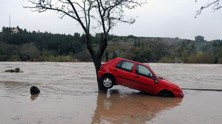 Une voiture emport&eacute;e par les eaux &agrave; Portel-des-Corbieres (Aude), le 30 novembre 2014. (ERIC CABANIS / AFP)