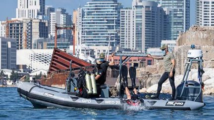 Un énorme travail a été réalisé par les plongeurs démineurs qui ont dû découper et sortir une barge qui bloquait un accès au port. (Ministère des Armées)