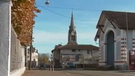 Pour certaines communes en grande difficulté financière, la seule solution consiste à fusionner avec l'un de ses voisins. Reportage dans les Landes, où cette opération a été un succès entre deux villages. (FRANCE 2)