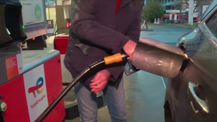 Vendredi 1er&nbsp;avril, l'aide gouvernementale de 18 centimes d'euro par litre de carburant entre en vigueur, après plusieurs semaines de hausse des prix, liée à la guerre en Ukraine. (France 3)