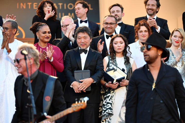 Sting et Shaggy cont clos le 71e Festival de Cannes avec un "Message in a bottle" remanié devant l'ensemble des lauréats et du jury de cette édition.
 (ALBERTO PIZZOLI / AFP)