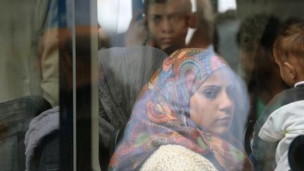 Des r&eacute;fugi&eacute;s prennent place dans un bus apr&egrave;s leur arriv&eacute;e &agrave; la gare de Munich (Allemagne), le 7 septembre 2015. (CHRISTOF STACHE / AFP)