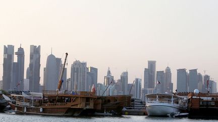 Une partie de la pollution aux microparticules sur la ville s'explique par l'intense activité développée en vue de la Coupe du Monde de 2022. De grands travaux qui attirent sur place une importante main-d'œuvre venue de l'étranger. A Doha, la population augmente au rythme impressionnant de 9-10% par an et compte aujourd'hui 1.450.000 habitants. (AFP PHOTO / AL-WATAN DOHA / KARIM JAAFAR )