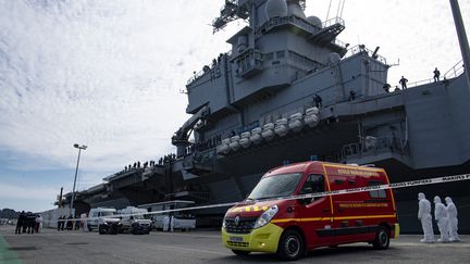 Les marins du Charles-de-Gaulle ont été débarqués à son retour à Toulon (Var) puis confiné, avant d'être testé au Covid-19.&nbsp; (AFP / MARINE NATIONALE)