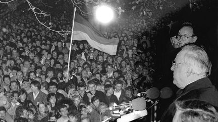 Helmut Kohl face aux Berlinois, le 10 novembre 1989. (DPA / DPA)