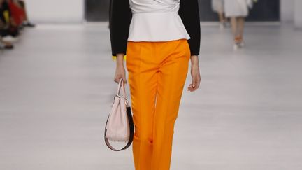 Veste en soie noire et pastels sur pantalon en laine orange. Dior collection prêt-à-porter Croisière 2014.
 (Dior)