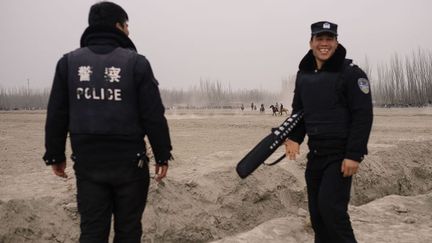 Né en 1991, le photographe travaille sur la justice sociale, l'environnement et l'urbanisation de la Chine. Il a déjà remporté plusieurs prix. Cette photo est tirée de son projet intitulé «5986 Kilometers». Il concerne l’aide au développement et les investissements économiques pour développer les infrastructures et maintenir la stabilité sociale au Xinjiang. Cette région en proie à des violences est le corridor commercial entre la Chine et l’Europe. Elle est aussi le berceau des Ouïghours. Les répressions, le renforcement de la surveillance policière et la présence militaire s’accentuent considérablement dans la région. (Yuyang Liu )