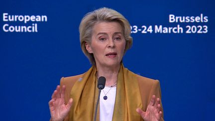 La présidente de la Commission européenne, Ursula von der Leyen, le 23 mars 2023, à Bruxelles. (DURSUN AYDEMIR / ANADOLU AGENCY / AFP)