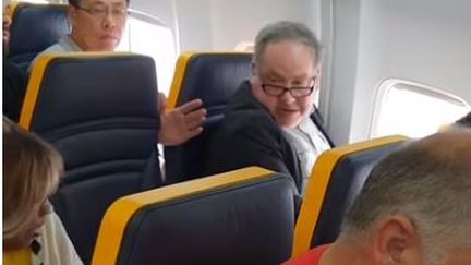 Un passager a proféré des insultes racistes à l'encontre de sa voisine à bord d'un vol Ryanair qui reliait Londres à Barcelone, le 19 octobre 2018. (DAVID LAWRENCE / YOUTUBE) (CAPTURE D'ÉCRAN YOUTUBE)