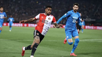 Luan Peres à la poursuite de Reiss Nelson lors de la demi-finale de la Ligue Europa Conférence entre le Feyenoord Rotterdam et Marseille, le 28 avril (KENZO TRIBOUILLARD / AFP)